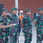 Kasad Jenderal TNI Maruli Simanjuntak, M.Sc. mendampingi Panglima TNI Jenderal TNI Agus Subiyanto, S.E., M.Si. menyambut kedatangan tim bantuan kemanusiaan usai menyelesaikan misi membawa bantuan untuk Gaza, di Apron Lanud Halim Perdanakusumah, Jakarta, Kamis (11/4/2024).