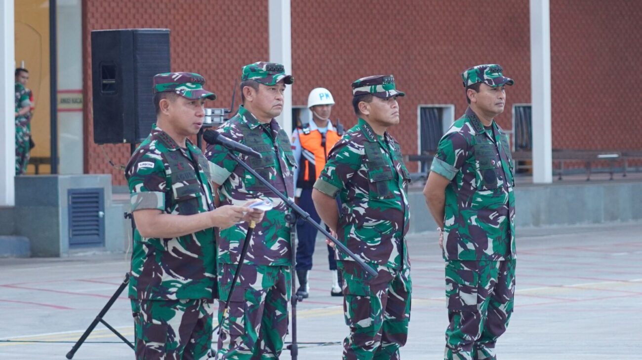 Kasad Jenderal TNI Maruli Simanjuntak, M.Sc. mendampingi Panglima TNI Jenderal TNI Agus Subiyanto, S.E., M.Si. menyambut kedatangan tim bantuan kemanusiaan usai menyelesaikan misi membawa bantuan untuk Gaza, di Apron Lanud Halim Perdanakusumah, Jakarta, Kamis (11/4/2024).