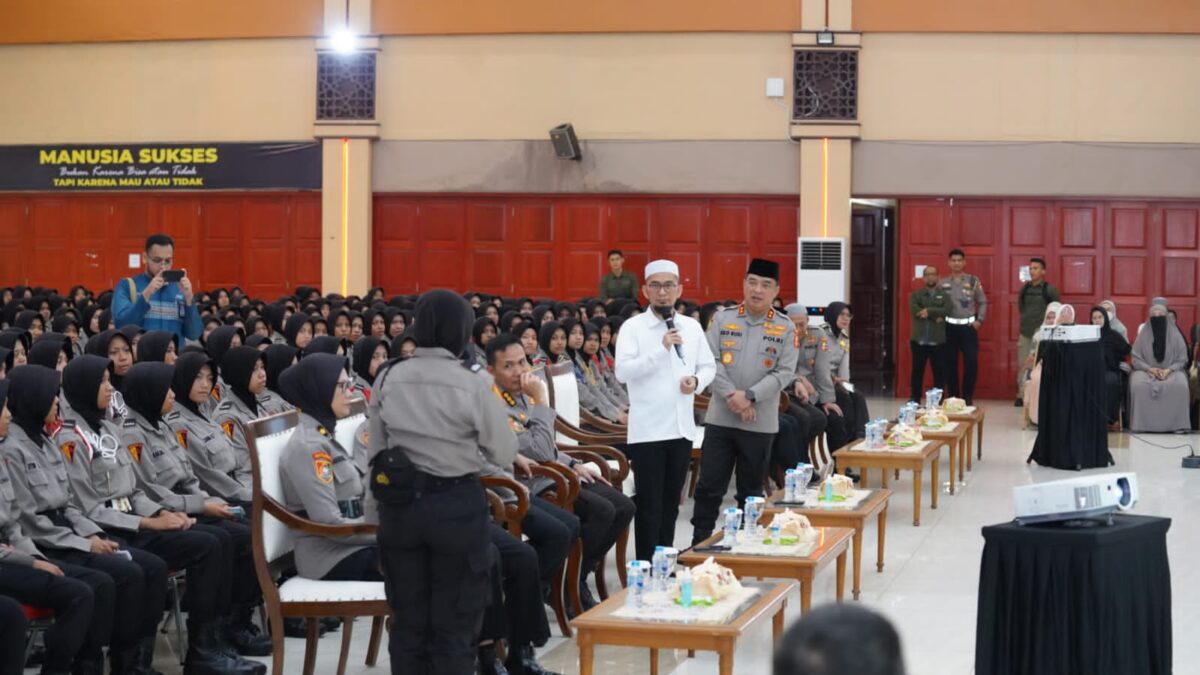 Sekolah Polisi Wanita bersama Lemdiklat Polri dan Quantum Akhyar Institute yang dipimpin oleh Ust. Dr. Adi Hidayat, Lc., M.A., membuka program pelatihan pendidikan siswa Qur'ani. Program tersebut diperuntukan bagi siswa bintara Polwan.
