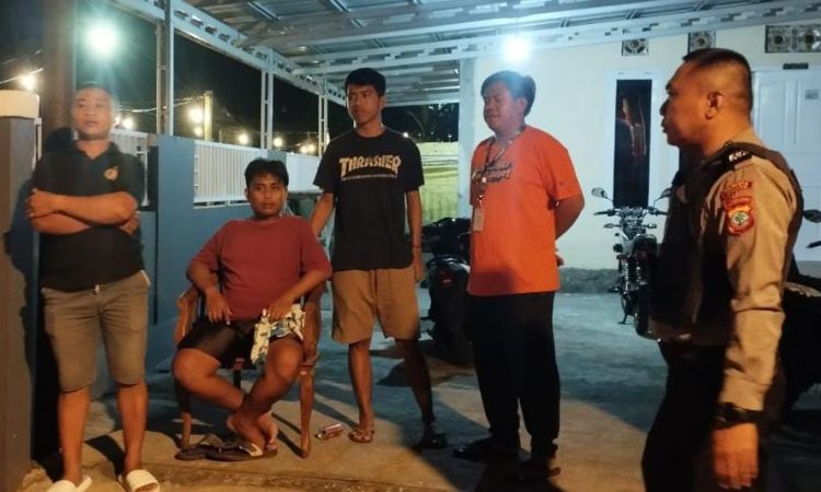 Polsek Tuminting bersama anggotanya melaksanakan kegiatan inovatif mereka yang dikenal sebagai “ba ron-ron kampong”.