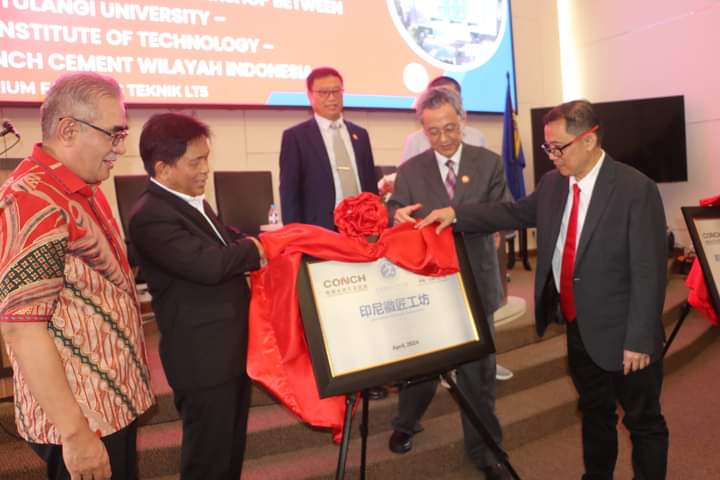 Unsrat Rektor Sompie (kanan) dan Sekdaprov Stive Kepel saat Launching Program Pertukaran Mahasiswa (Foto : Dok. Unsrat)