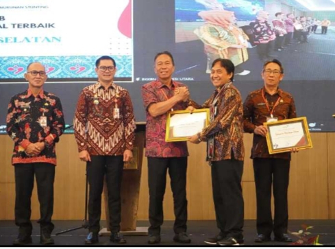 Bupati FDW Terima Piagam Penghargaan dari BKKBN Sulut