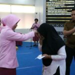  Bhayangkari Daerah Sulawesi Utara menyerahkan bantuan Kartu BPJS kepada anak-anak Panti Asuhan Nurul Hidayah, dalam rangka peringatan Hari Ulang Tahun ke-44 Yayasan Kemala Bhayangkari.