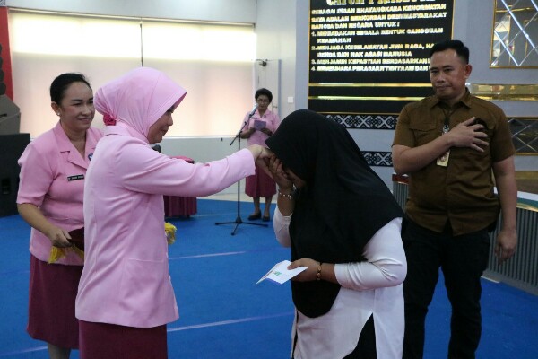  Bhayangkari Daerah Sulawesi Utara menyerahkan bantuan Kartu BPJS kepada anak-anak Panti Asuhan Nurul Hidayah, dalam rangka peringatan Hari Ulang Tahun ke-44 Yayasan Kemala Bhayangkari.