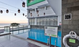 Whiz Prime hotel Megamas Manado menawarkan paket berenang “Splash of Fun” yang  cocok bagi tamu yang ingin berenang menikmati pemandangan laut dari hotel berbintang 3 ini.