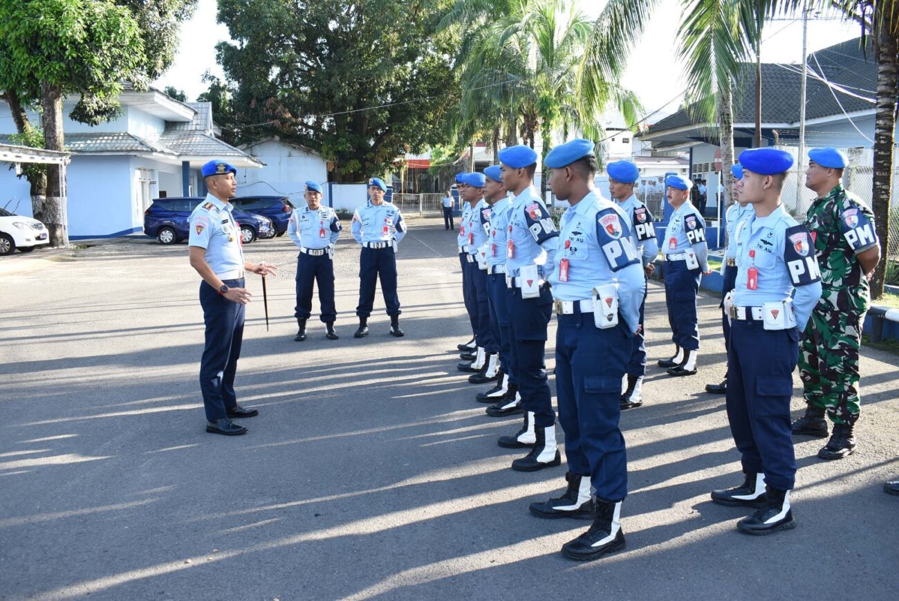 Satuan Polisi Militer (Satpom) Lanud Sam Ratulangi Satuan Polisi Militer (Satpom) Lanud Sam Ratulangi secara rutin melaksanakan latihan teknis pengawalan bermotor di Lapangan Parkir Satpom Lanud Sam Ratulangi, Manado, Sulawesi Utara. Kamis (16/5/2024).