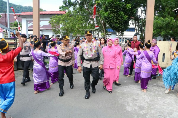 Kapolres Kepulauan Sangihe AKBP Dhana Ananda Syahputra dan jajaran menyambut kadatangan Kapolda Sulawesi Utara Irjen Pol Yudhiawan dan rombongan di Mapolres Kepulauan Sangihe, Kamis (30/5/2024).