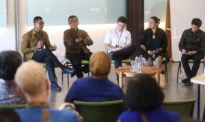 Direktur Utama PLN, Darmawan Prasodjo (kiri), Head of JETP Indonesia Secretariat, Paul Butarbutar (kedua dari kiri), Director of Clime Capital, John Colombo (tengah), Associate Professor/Academics Director, United In Diversity (UID), Shobi Lawalata (kedua dari kanan) dan Country Director, Indonesia Resident Mission, Asian Development Bank, Jiro Tominaga (kanan) ketika menjadi panelis dalam Deepdive Session di sela agenda Tri Hita Karana - World Economic Forum yang digelar di Bali pada Minggu (19/5).