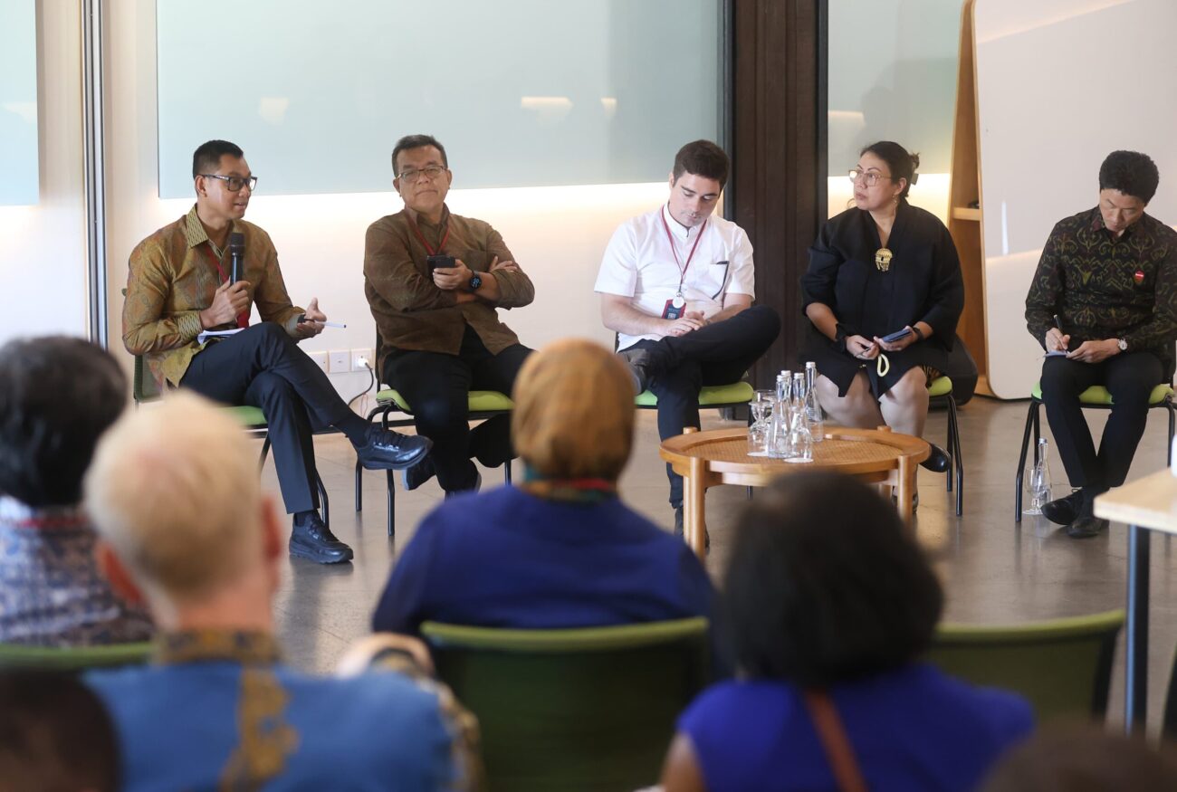 Direktur Utama PLN, Darmawan Prasodjo (kiri), Head of JETP Indonesia Secretariat, Paul Butarbutar (kedua dari kiri), Director of Clime Capital, John Colombo (tengah), Associate Professor/Academics Director, United In Diversity (UID), Shobi Lawalata (kedua dari kanan) dan Country Director, Indonesia Resident Mission, Asian Development Bank, Jiro Tominaga (kanan) ketika menjadi panelis dalam Deepdive Session di sela agenda Tri Hita Karana - World Economic Forum yang digelar di Bali pada Minggu (19/5).