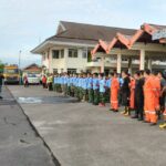 asca erupsi Gunung Ruang yang mengakibatkan abu vulkanik menutupi area airside, personel Lanud Sam Ratulangi membantu membersihkan Bandara Internasional Sam Ratulangi, Manado, Sulawesi Utara. Kamis (2/5/2024).