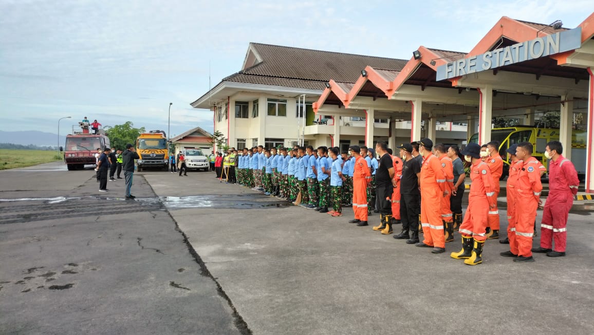 asca erupsi Gunung Ruang yang mengakibatkan abu vulkanik menutupi area airside, personel Lanud Sam Ratulangi membantu membersihkan Bandara Internasional Sam Ratulangi, Manado, Sulawesi Utara. Kamis (2/5/2024).