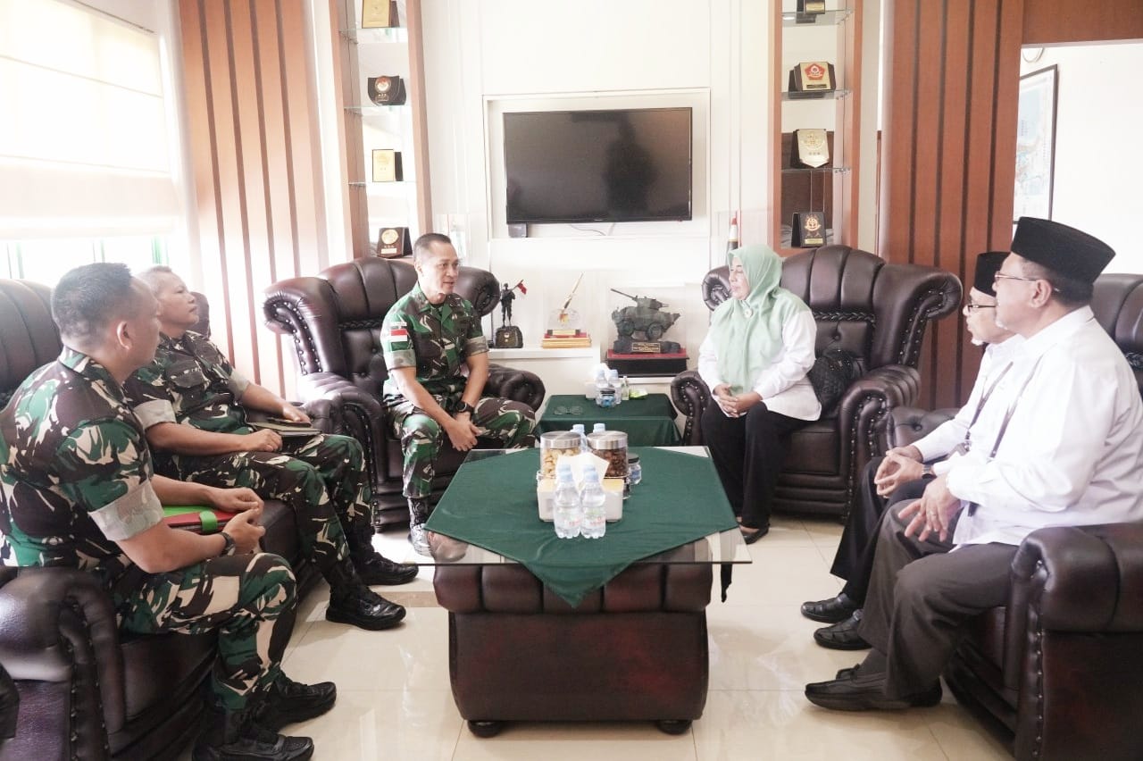 Pangdam XIII/Merdeka Mayjen TNI Candra Wijaya, menerima kunjungan Ketua Badan Amil Zakat Nasional (Baznas) Provinsi Sulawesi Utara, Hj Lutvia Alwi, S.H., M.H., beserta rombongan, bertempat di Ruang Kerja Pangdam XIII/Merdeka, Jl. 14 Februari, Teling Atas, Kota Manado, Sulawesi Utara. Kamis (2/5/2024).