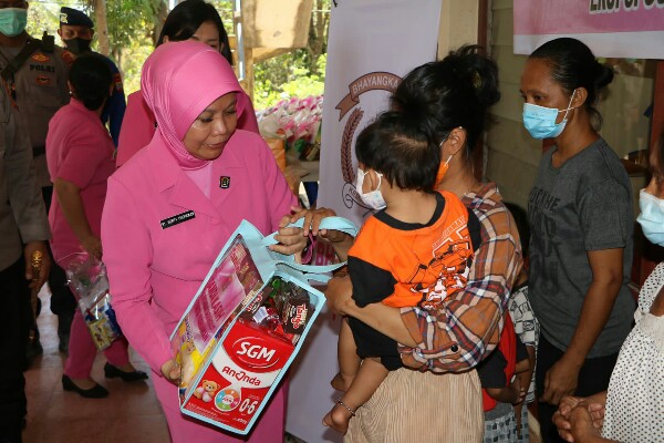 Polda Sulawesi Utara dan Bhayangkari terus memberikan perhatian kepada warga pengungsi yang terdampak erupsi Gunung Ruang, di Kecamatan Tagulandang.