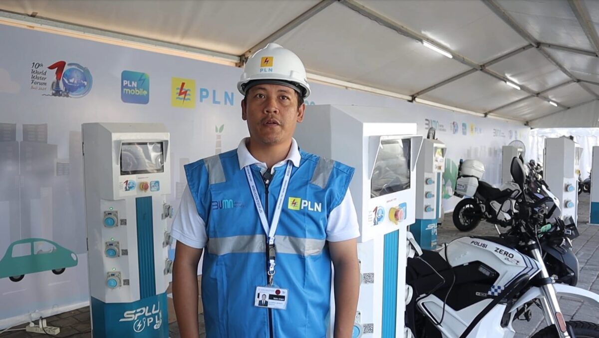 Salah seorang personel PLN yang bersiaga dalam pengoperasian EV Charger ialah Ida Bagus Surya Respati. Saat ditemui pada Kamis (23/5), Surya mengaku bangga bisa turut memberikan pelayanan terbaik selama KTT WWF berlangsung.