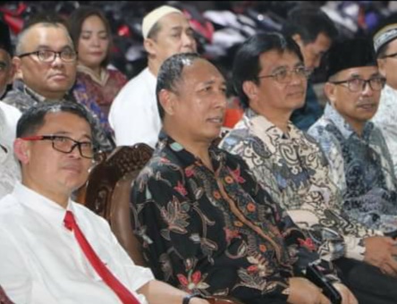 Rektor Unsrat Manado Prof. Oktovian Sompie (Depan kiri )