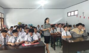 Kanwil Kumham Sulut Berikan Penyuluhan Hukum di Dua Sekolah yang ada di Tomohon