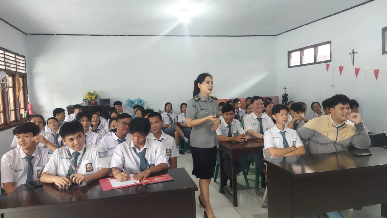 Kanwil Kumham Sulut Berikan Penyuluhan Hukum di Dua Sekolah yang ada di Tomohon