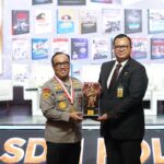 Museum Rekor Dunia Indonesia (MURI) memberikan penghargaan kepada Asisten Kapolri bidang Sumber Daya Manusia (As SDM Kapolri) Irjen Dedi Prasetyo.