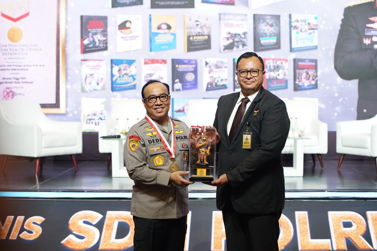 Museum Rekor Dunia Indonesia (MURI) memberikan penghargaan kepada Asisten Kapolri bidang Sumber Daya Manusia (As SDM Kapolri) Irjen Dedi Prasetyo.