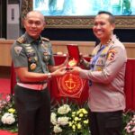 Kadiv Propam Markas Besar Kepolisian Republik Indonesia (Mabes Polri) Inspektur Jenderal (Irjen) Polisi Syahar Diantono memberikan apresiasi atas penyelenggaraan Rapat Koordinasi Teknis (Rakornis) Polisi Militer Tentara Nasional Indonesia (POM TNI)-Propam Polri Tahun Anggaran 2024 yang bertempat di Aula Gatot Subroto Mabes TNI Cilangkap, Jakarta Timur, Kamis (2/5/2024).