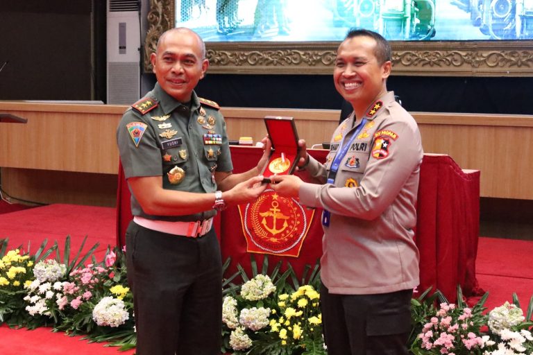 Kadiv Propam Markas Besar Kepolisian Republik Indonesia (Mabes Polri) Inspektur Jenderal (Irjen) Polisi Syahar Diantono memberikan apresiasi atas penyelenggaraan Rapat Koordinasi Teknis (Rakornis) Polisi Militer Tentara Nasional Indonesia (POM TNI)-Propam Polri Tahun Anggaran 2024 yang bertempat di Aula Gatot Subroto Mabes TNI Cilangkap, Jakarta Timur, Kamis (2/5/2024).