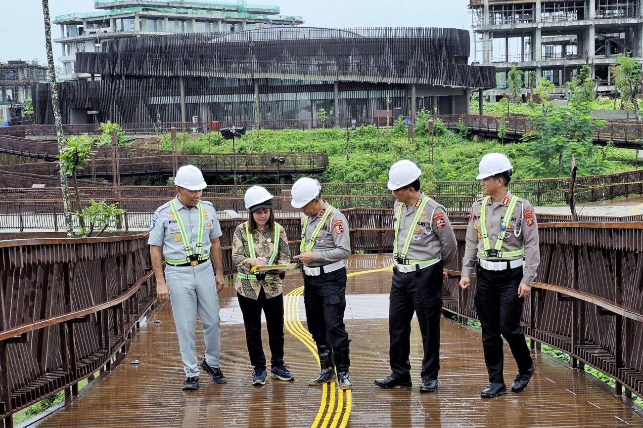 Direktur Utama Jasa Raharja, Rivan A. Purwantono, bersama Kakorlantas Polri Irjen. Pol. Dr. Drs. Aan Suhanan, M.Si., melakukan tinjauan kesiapan pengamanan dan pengawalan upacara HUT ke-79 RI yang akan dilaksanakan di Kawasan Ibu Kota Nusantara (IKN) pada 17 Agustus mendatang.