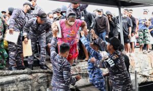 Ratusan Warga Mengungsi, Personel Lanudsi Bantu Proses Evakuasi