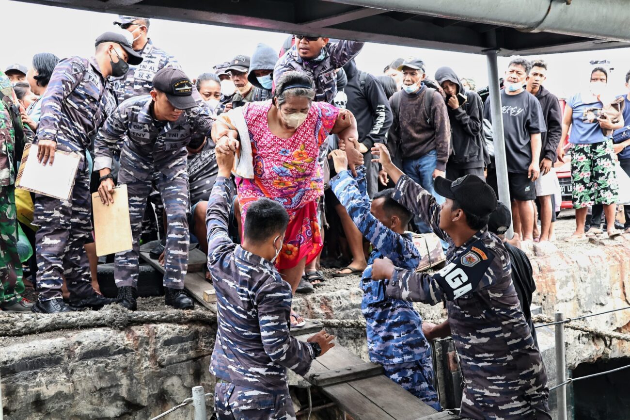 Ratusan Warga Mengungsi, Personel Lanudsi Bantu Proses Evakuasi