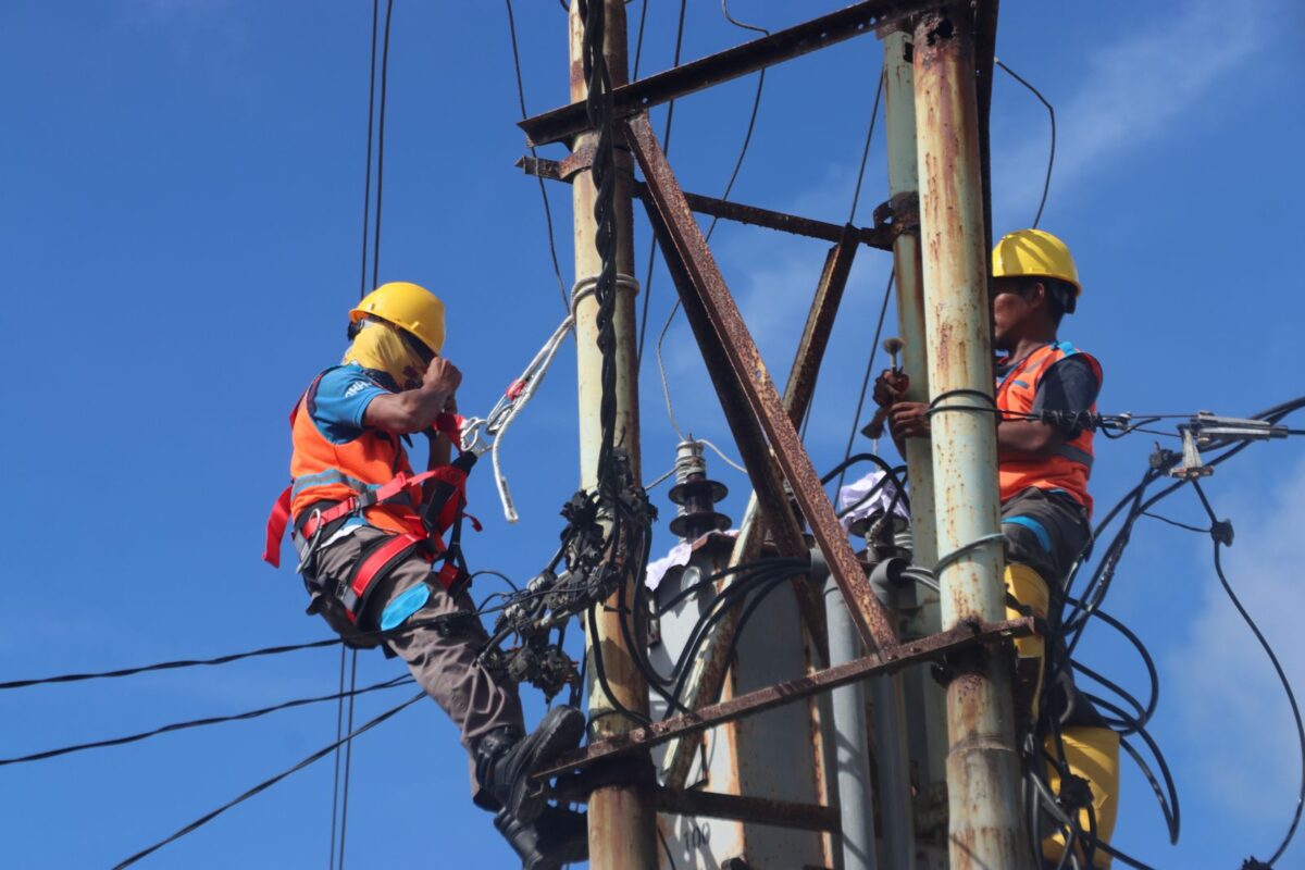 Anggota Tim Respon Cepat Recovery Sistem Kelistrikan Tagulandang tengah bekerja memperbaiki jaringan listrik yang terdampak.