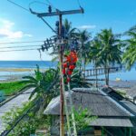 Petugas PLN melakukan penggantian material jaringan listrik untuk meningkatkan layanan listrik dari 12 jam menjadi 24 jam di Desa Sebotok, Sumbawa.