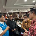 General Manager PLN Unit Induk Distribusi Sulawesi Utara, Sulawesi Tengah dan Gorontalo (UID Suluttenggo) Ari Dartomo (kanan) berdiskusi terkait langkah PLN dalam menyediakan suplai listrik di Pulau Tagulandang bersama Walikota Bitung Ir. Maurits Mantiri, M.M. (kedua dari kiri), Walikota Manado Andrei Angow (kedua dari kanan), dan Bupati Minahasa Utara Joune J.E. Ganda, S.E., M.A.P, M.M, M.Si. (kanan).