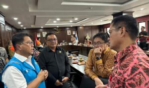 General Manager PLN Unit Induk Distribusi Sulawesi Utara, Sulawesi Tengah dan Gorontalo (UID Suluttenggo) Ari Dartomo (kanan) berdiskusi terkait langkah PLN dalam menyediakan suplai listrik di Pulau Tagulandang bersama Walikota Bitung Ir. Maurits Mantiri, M.M. (kedua dari kiri), Walikota Manado Andrei Angow (kedua dari kanan), dan Bupati Minahasa Utara Joune J.E. Ganda, S.E., M.A.P, M.M, M.Si. (kanan).