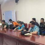 Senior Manager Distribusi dan Manager Pembangkitan PLN UID Suluttenggo, Husein Sobri (kedua dari kanan) dan Robby Mandagi (kanan) sebagai Penanggung Jawab dan Ketua Tim Recovery Sistem Kelistrikan Pulau Tagulandang hadir dalam Rapat Koordinasi Satuan Tugas Posko Bencana Alam Erupsi Gunung Ruang untuk menyampaikan strategi penyediaan listrik di lokasi bencana.