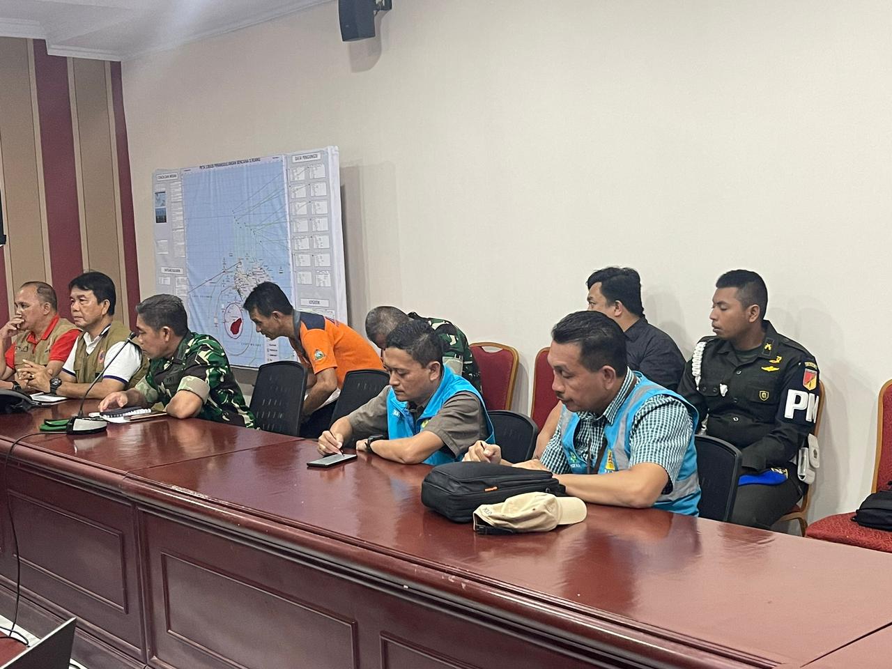Senior Manager Distribusi dan Manager Pembangkitan PLN UID Suluttenggo, Husein Sobri (kedua dari kanan) dan Robby Mandagi (kanan) sebagai Penanggung Jawab dan Ketua Tim Recovery Sistem Kelistrikan Pulau Tagulandang hadir dalam Rapat Koordinasi Satuan Tugas Posko Bencana Alam Erupsi Gunung Ruang untuk menyampaikan strategi penyediaan listrik di lokasi bencana.
