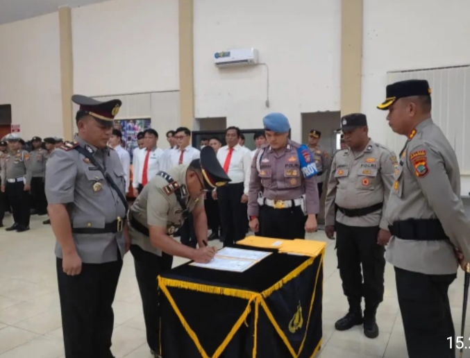 Kapolres Minahasa Selatan (Minsel) AKBP Feri R. Sitorus, SIK, MH; memimpin upacara serah terima jabatan (Sertijab), pelantikan dan pengambilan sumpah pejabat Polri di lingkungan Polres Minsel, Selasa (21/05/2024).
