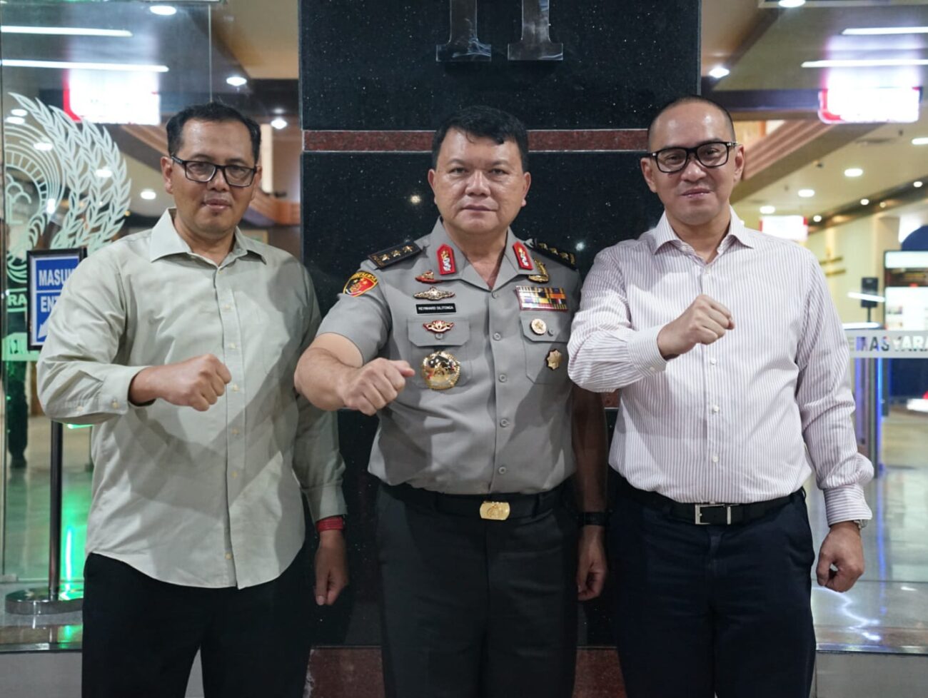 Kepala Kantor Wilayah Kemeterian Hukum dan HAM Sulawesi Utara Ronald Lumbuun bersama Kepala Divisi Pemasyarakatan Aris Munandar menghadiri Syukuran Kenaikan Pangkat Inspektur Jenderal Kemenkumham RI Komjen Pol. Reynhard Silitonga yang dilaksanakan di Graha Bakti Direktorat Jenderal Pemasyarakan, Selasa (28/05).