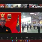 Kepala Kantor Wilayah Kementerian Hukum dan Hak Asasi Manusia (Kemenkumham) Sulawesi Utara Ronald Lumbuun memberikan pengarahan kepada Calon Pegawai Negeri Sipil (CASN) jajaran Kanwil Kemenkumham Sulawesi Utara dalam acara penyerahan SK Pengangkatan CPNS, Rabu (15/5).