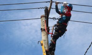 Petugas PLN memastikan seluruh material dapat berfungsi sempurna sebelum menormalkan aliran listrik di Pulau Tagulandang