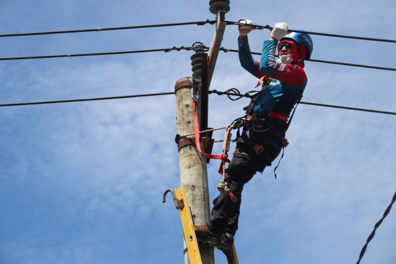 Petugas PLN memastikan seluruh material dapat berfungsi sempurna sebelum menormalkan aliran listrik di Pulau Tagulandang