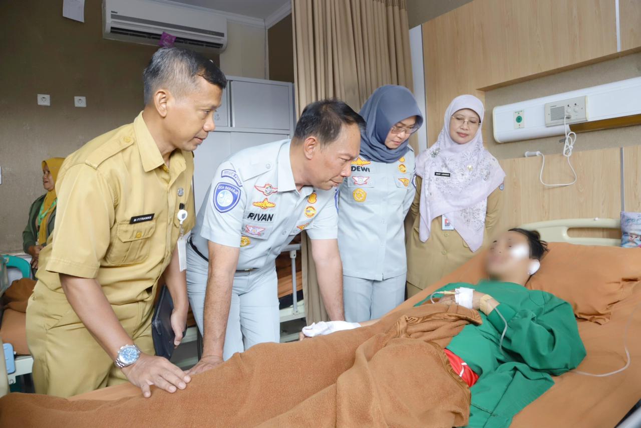 Jasa Raharja telah menyerahkan santunan kepada 11 ahli waris dari korban yang meninggal dunia dalam kecelakaan bus pariwisata yang terguling di Desa Palasari, Kecamatan Ciater, Kabupaten Subang, Jawa Barat, pada Sabtu, 11 Mei 2024.