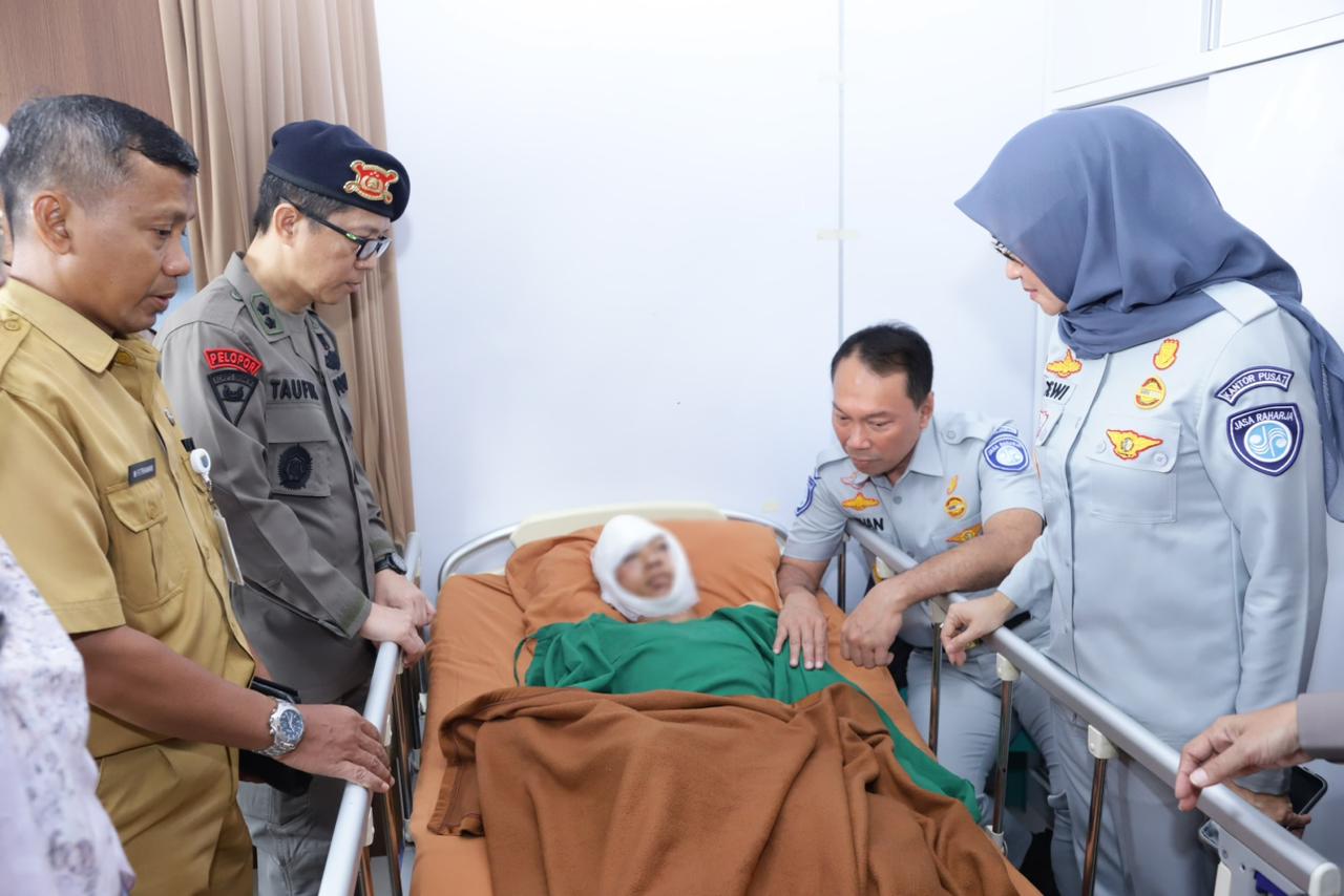 Jasa Raharja telah menyerahkan santunan kepada 11 ahli waris dari korban yang meninggal dunia dalam kecelakaan bus pariwisata yang terguling di Desa Palasari, Kecamatan Ciater, Kabupaten Subang, Jawa Barat, pada Sabtu, 11 Mei 2024.