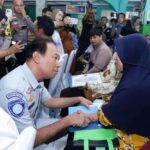 Jasa Raharja telah menyerahkan santunan kepada 11 ahli waris dari korban yang meninggal dunia dalam kecelakaan bus pariwisata yang terguling di Desa Palasari, Kecamatan Ciater, Kabupaten Subang, Jawa Barat, pada Sabtu, 11 Mei 2024.