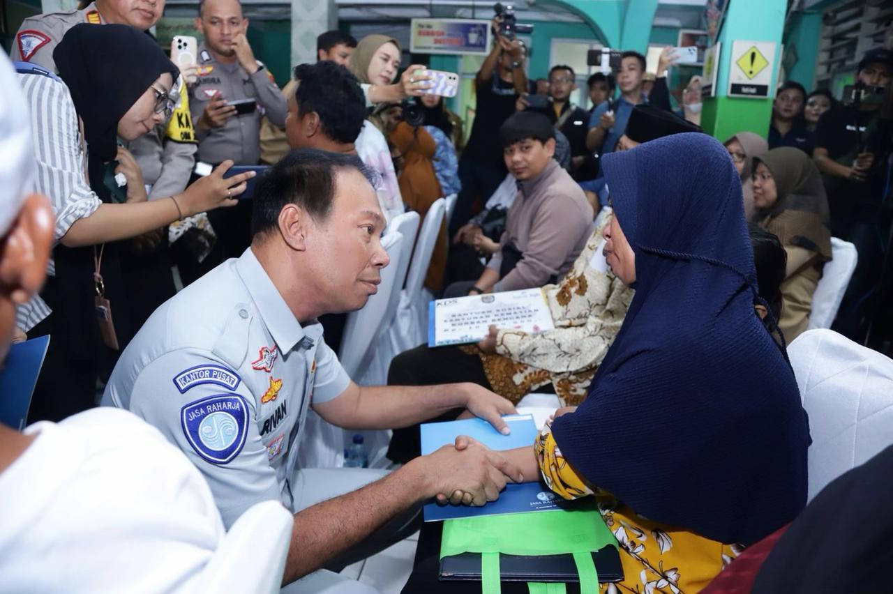 Jasa Raharja telah menyerahkan santunan kepada 11 ahli waris dari korban yang meninggal dunia dalam kecelakaan bus pariwisata yang terguling di Desa Palasari, Kecamatan Ciater, Kabupaten Subang, Jawa Barat, pada Sabtu, 11 Mei 2024.