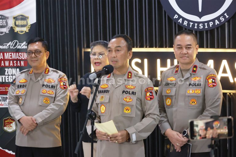 Polri menegaskan pihaknya dan Kejaksaan Agung (Kejagung) tidak ada masalah dan baik-baik saja. Hal itu sebagai respons penguntitan Densus 88 terhadap Jampidsus Kejagung.