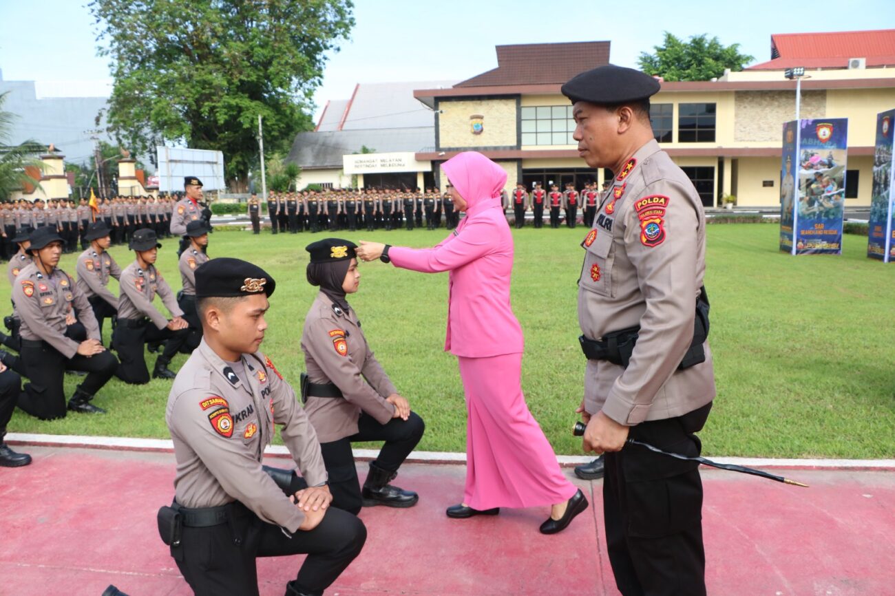 Kapolda Sulawesi Utara Irjen Pol Yudhiawan menutup tradisi pembaretan Bintara Remaja Polri lulusan tahun 2023 (Angkatan 50), yang digelar di Lapangan Presisi Polda Sulut, Sabtu (4/5/2024) pagi.