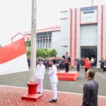 Penjabat Bupati Minahasa Dr. Jemmy Stani Kumendong MSi, menjadi Inspektur Upacara (Irup) pada peringatan Hari Pendidikan Nasional (HARDIKNAS) Tahun 2024, dengan mengenakkan pakaian adat yang bertempat di halaman Kantor Bupati, Kamis (2/5/24).