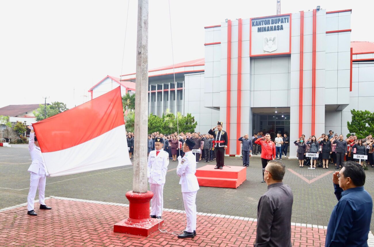 Penjabat Bupati Minahasa Dr. Jemmy Stani Kumendong Penjabat Bupati Minahasa Dr. Jemmy Stani Kumendong MSi, menjadi Inspektur Upacara (Irup) pada peringatan Hari Pendidikan Nasional (HARDIKNAS) Tahun 2024, dengan mengenakkan pakaian adat yang bertempat di halaman Kantor Bupati, Kamis (2/5/24).