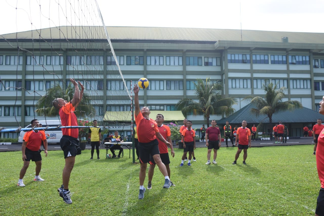 Pangdam XIII/Mdk Pangdam Mayjen TNI Candra Wijaya Bersama Pejabat Utama (PJU) Kodam XIII/Merdeka,, melaksanakan Olahraga Umum (Oraum) dengan menjajal lapangan voli Makodam XIII/Merdeka, bertempat di Jl. 14 Februari, Teling Atas, Kota Manado, Sulawesi Utara. Selasa (7/5/2024).