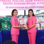 Wakil Ketua PD Bhayangkari Polda Sulut Ny. Antin Dachi bersama dengan Ketua PC Bhayangkari Polresta Manado Ny. Melanie Julianto melakukan aksi peduli yang menghangatkan hati.