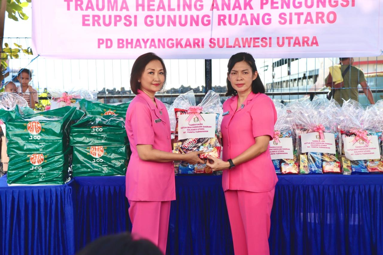 Wakil Ketua PD Bhayangkari Polda Sulut Ny. Antin Dachi bersama dengan Ketua PC Bhayangkari Polresta Manado Ny. Melanie Julianto melakukan aksi peduli yang menghangatkan hati.